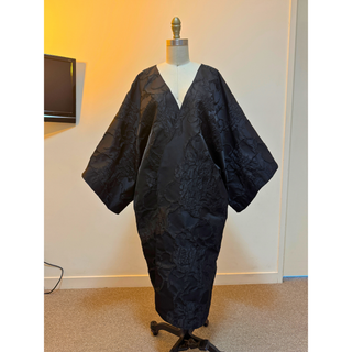 Black kimono coat displayed on a mannequin, showcasing a simple and elegant design inspired by Japanese fashion.